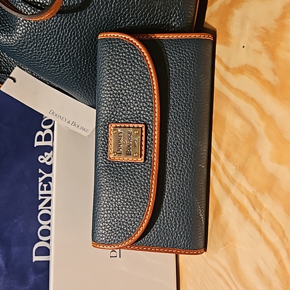 Dooney & Bourke Pebble GrainDrawstring bag and wallet - Picture 2 of 12